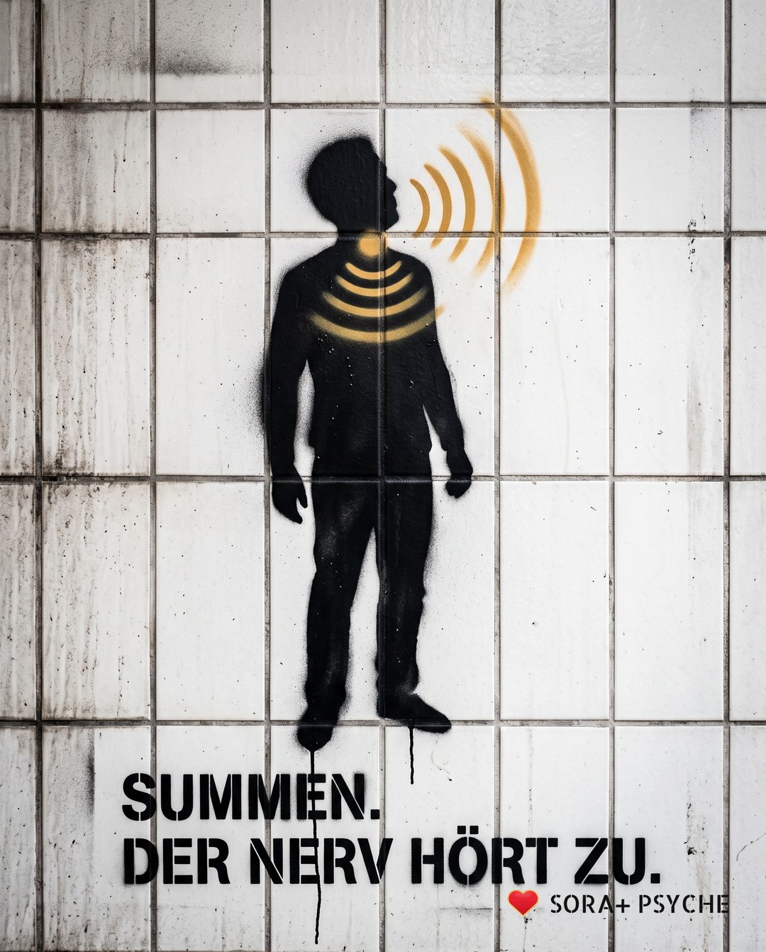Wand mit schwarzem Stencil, Signatur SORA+ PSYCHE: „SUMMEN. / DER NERV HÖRT ZU.“